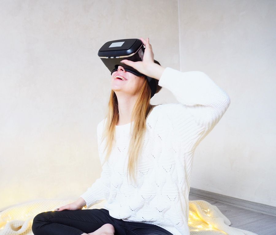 Femme regardant une visite virtuelle avec un casque VR
